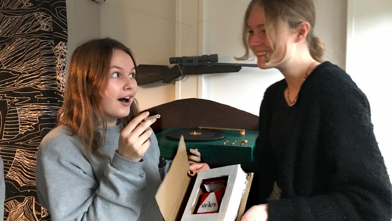 Billedkunst har skabt en stue af pap og illusioner