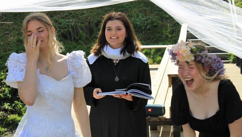 Brudene flækker af grin til efterskolens bryllupsfest
