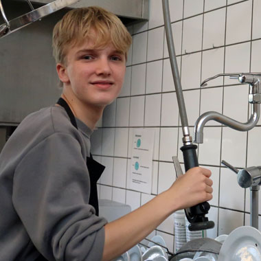 elev vasker op i efterskolens køkken