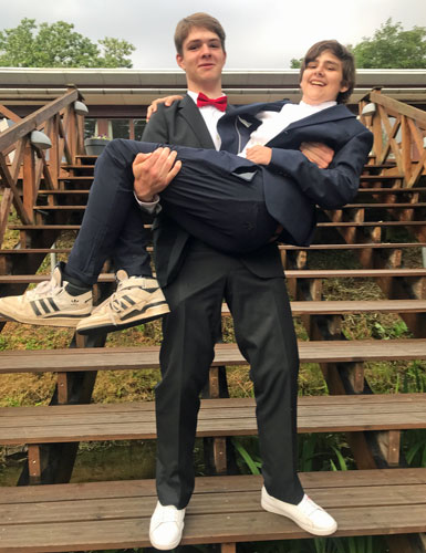 Efterskolens gallafest - dreng bærer dreng
