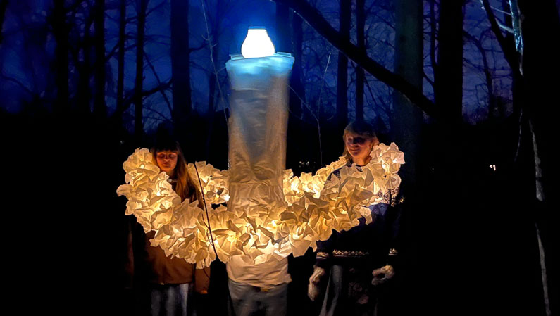 julefest lysinstallation i efterskolens skov