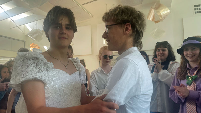 Brudevals til bryllup på efterskolen