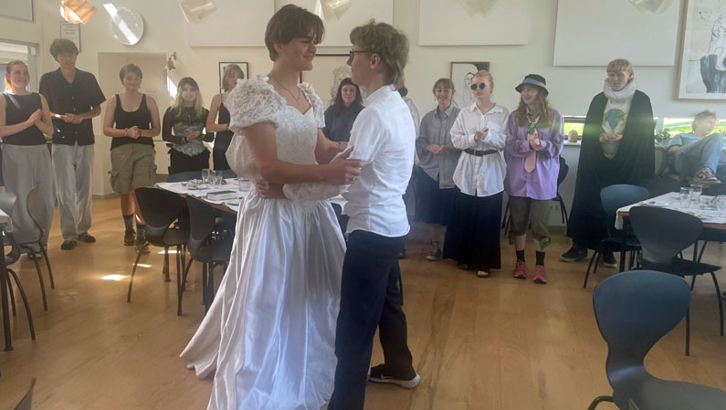 Efterskoleelever danser brudevals