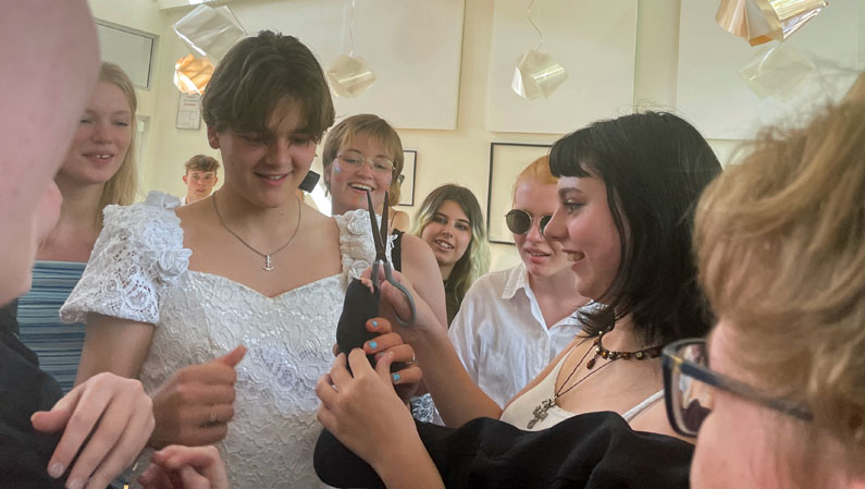 Efterskoleelev får klippet strømperne til bryllupsfest på efterskolen