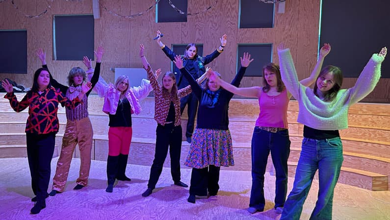 Dramaholdet danser 1970-er disko i teaterforestillingen