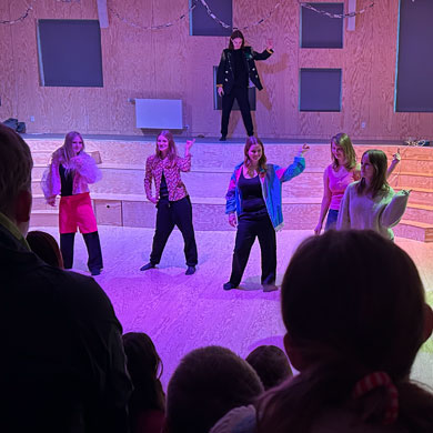 Dramaholdet danser til teaterforestilling