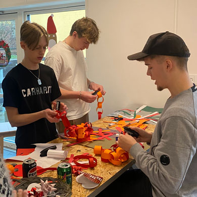 efterskoleelever klipper guirlander