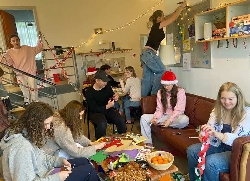 Efterskoleelever pynter til jul