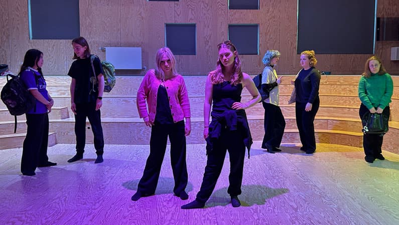 Teaterforestiilingen Tidsmaskinen - skolegårdsmiljø