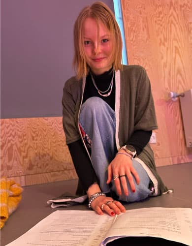 Sufflør til teaterforestilling på Efterskolen