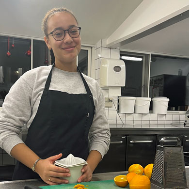 Efterskoleelev river appelsinskal