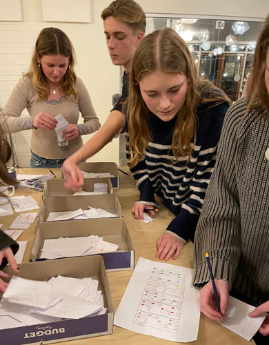 Elever skriver julebreve til hinanden