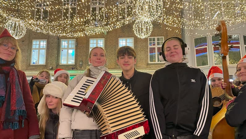 Efterskolens musikhold spiller julemusik på Strøget.