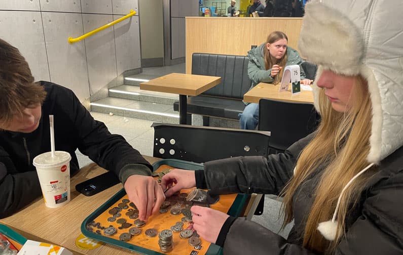 Gademusikanter tæller penge