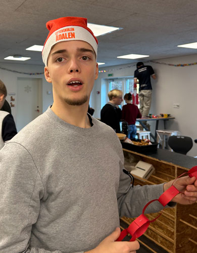 Efterskoleelev hænger guirlander op til jul