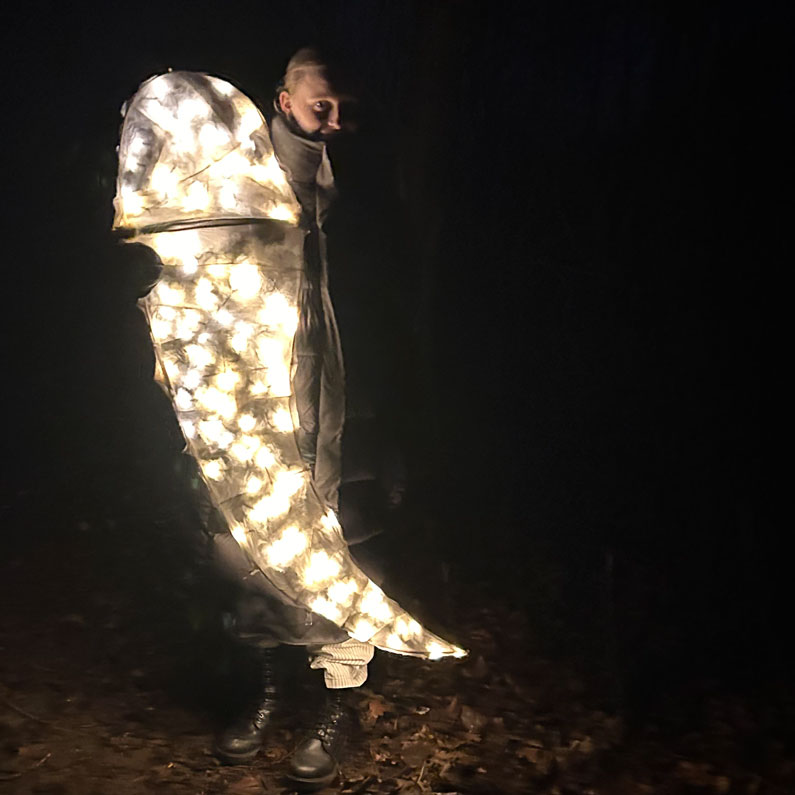 Lyskunst i natten - en halv engel