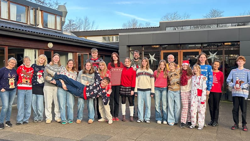 Efterskolejul - Efterskoleelever i julesweatere