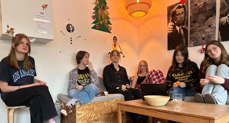 Efterskoleelever julehygger i opholdsrummet