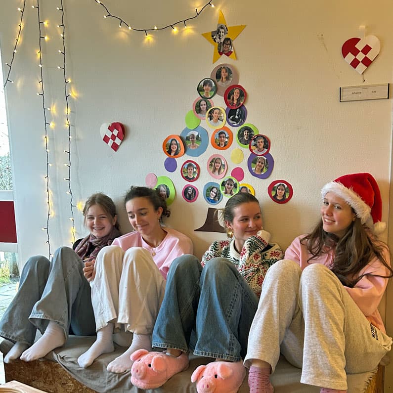 Efterskoleelever julehygger