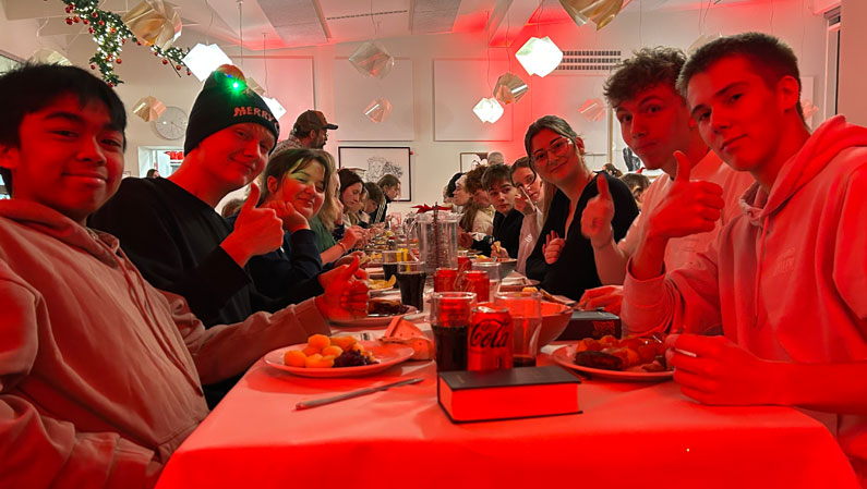 Efterskoleelever til julemiddag