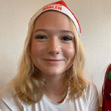 Elev med Efterskolen Ådalens nissehue.
