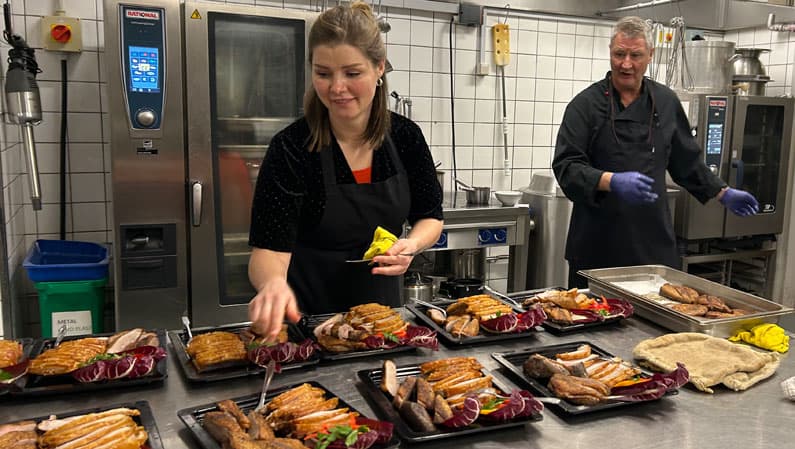 Travlt i efterskolens køkken til julemiddag