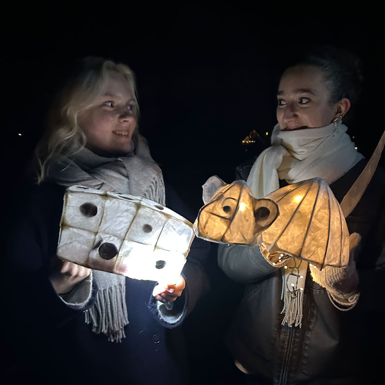 Efterskoleelever med kunst-lanterner til julefest