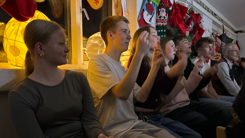 Gang i publikum til efterskolens julefest