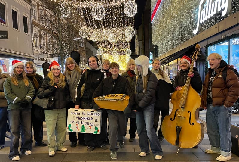 Efterskolens musiklinje spiller på Strøget i Aarhus.