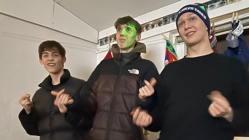 efterskoleelever knipser til julefest