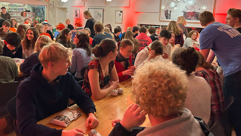 Pakkeleg til efterskolens julefest