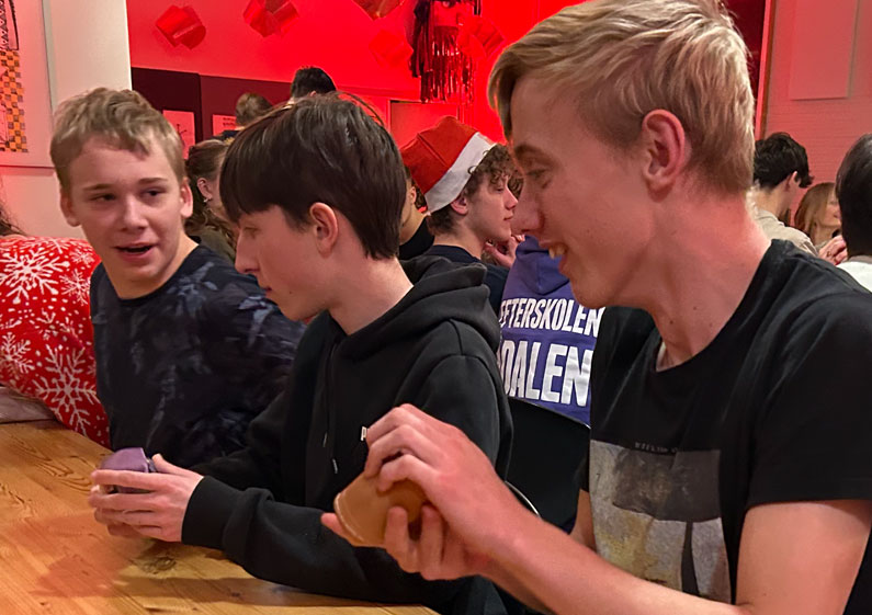 efterskoleelever slår med terning til pakkeleg