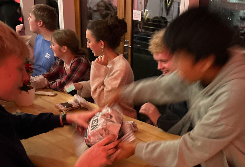 Elev stjæler gave til pakkeleg til efterskolens julefest.