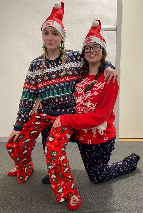 Vinderne af efterskolens julesweaterskonkurrence - to efterskoleelever i juletøj fra top til tå.